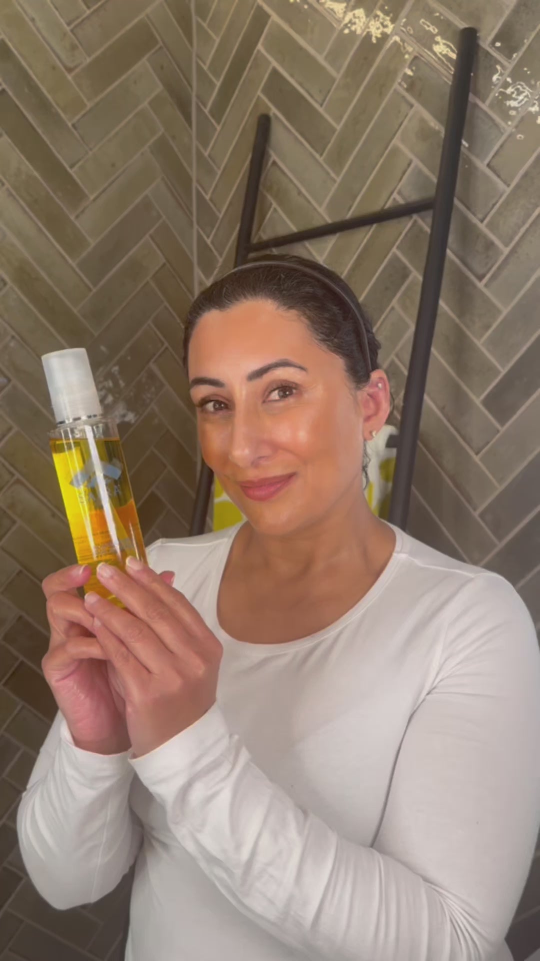 Load video: Moisturising Body Oil Wash + Muslin Cloth
